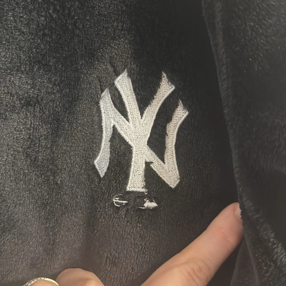 Yankees Plush Robe - Picture 2 of 8